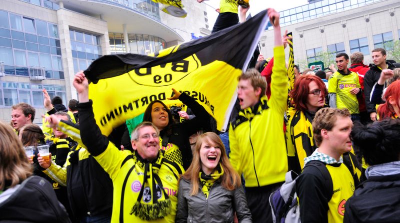 BVB- Fans schwenken BVB Fahne