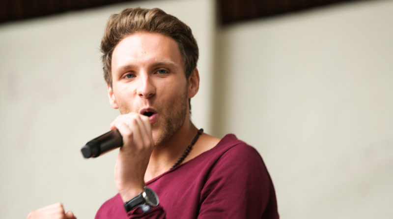 Dennis Kranz hebt die Faust und singt.