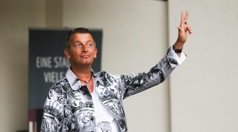 Achim Köllen ein Schlagersänger zeigt 3 Finger