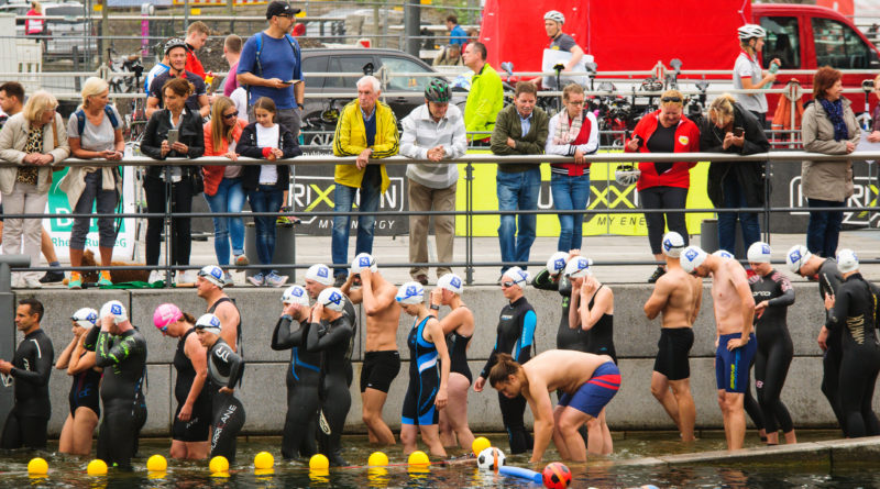Triathleten gehen ins Wasser
