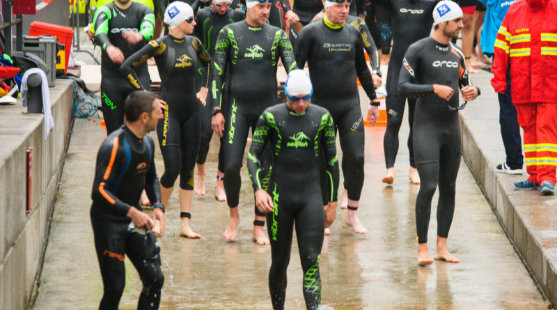 DLRG bewachen die Schwimmer im Wasser