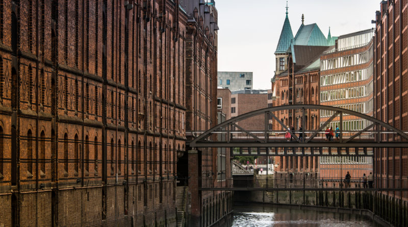 Speicherstadt Hamburg . Blick über den Kanal.