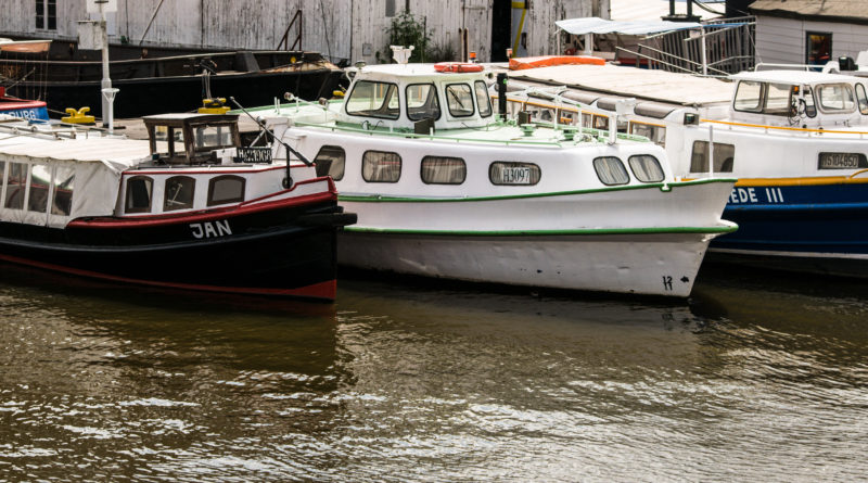 Bote auf der Elbe in Hamburg