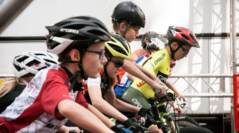 Kinder auf Fahrräder am Start. Und warten auf den Startschuss