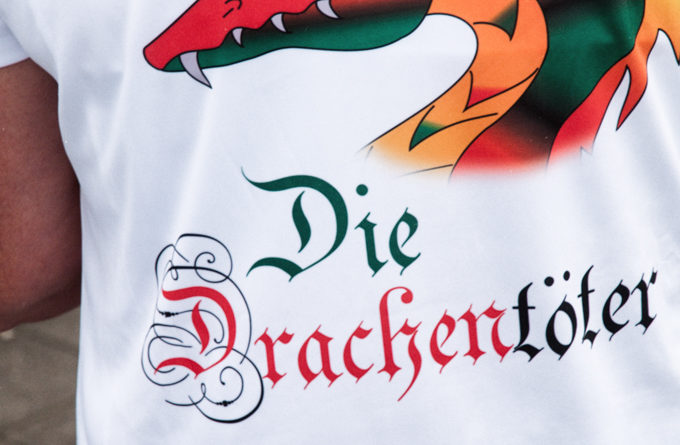 Ein T-Schört mit dem Aufdruck " Drachentöter"