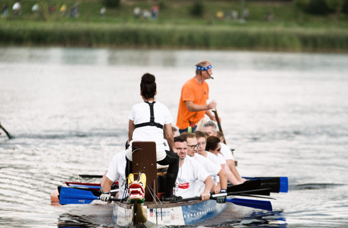 Ein Drachenboot gleitet über den Phönixsee