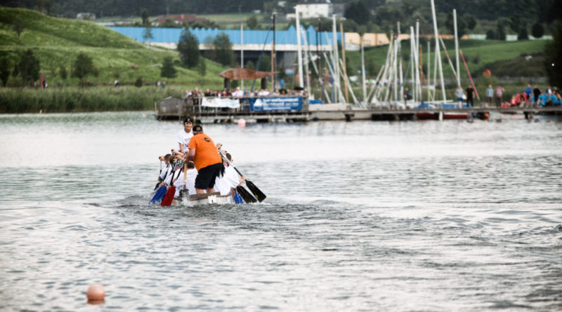 Eine Mannschaft im Boot auf dem Phönixsee